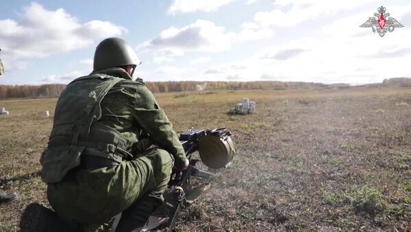 Мобилизованные россияне продолжают проходить огневую подготовку в Сибири. Видео © Минобороны РФ