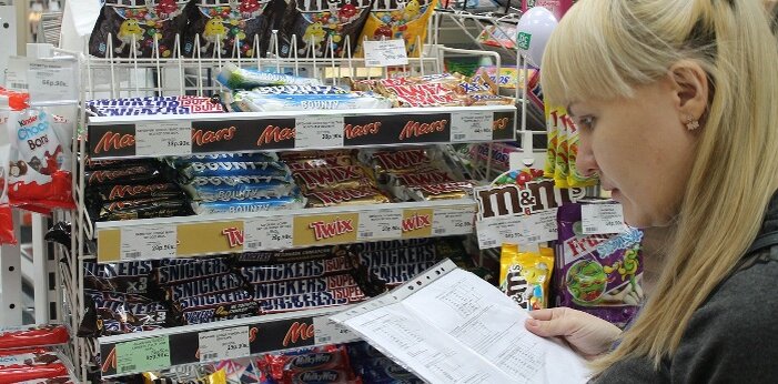 Суровые будни мерчендайзера (спионерено в Интернете): выложи товар так, чтобы его взял покупатель.