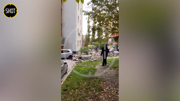Последствия падения обломков ракеты на дом в Белгороде. Видео © Telegram / SHOT