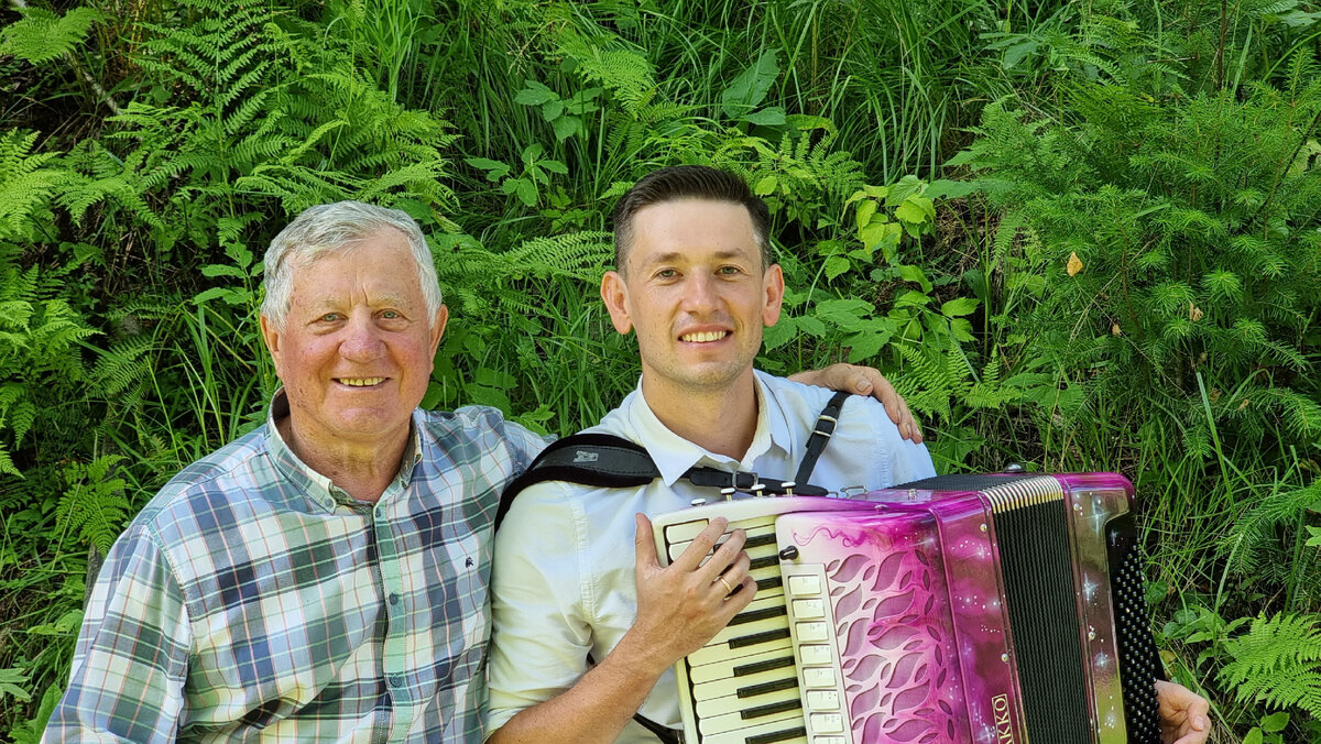 Фото с композитором М.Масловым в Тайге во время съемок сюиты. 