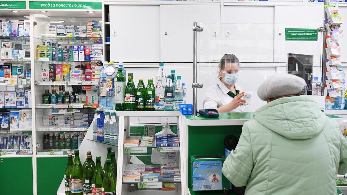    Посетительница на кассе в муниципальной аптеке "Новосибирская аптечная сеть"© РИА Новости / Александр Кряжев
