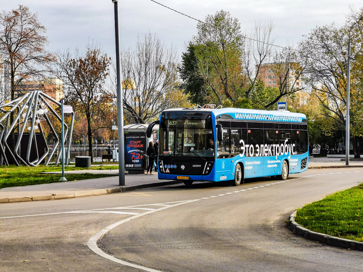 Электробус 637-го маршрута на остановке "Поликлиника". Необычное для Москвы расположение остановки на кругу. С реконструкцией улицы, скорее всего, остановку перенесут на другое место.