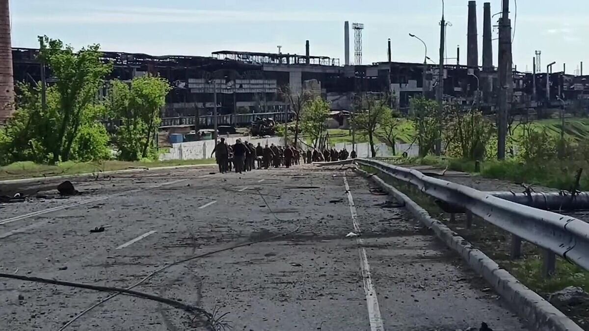    Сдавшиеся в плен украинские военнослужащие и боевики националистического батальона "Азов" выходят с территории комбината "Азовсталь" в Мариуполе© Министерство обороны РФ