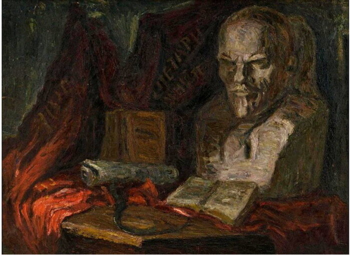  Удальцова Н.А. Октябрьский натюрморт. 1927 г. Холст, масло.  В 1927 году художница вернулась к фигуративной живописи, отказавшись от супрематизма. "Натюрморт" написан в «бубнововалетской» стилистике.