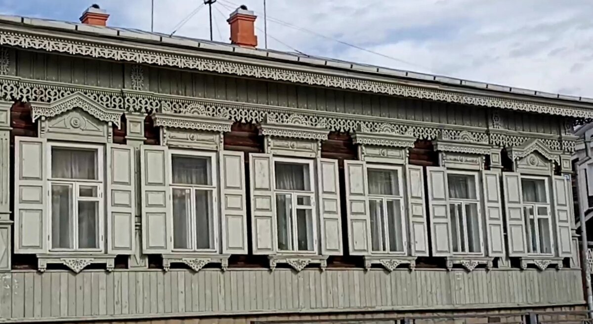 Широко известное Иркутское деревянное зодчество - прекраснейшие деревянные дома с кружевными окнами. Жаль только, что не все в таком нарядном виде...