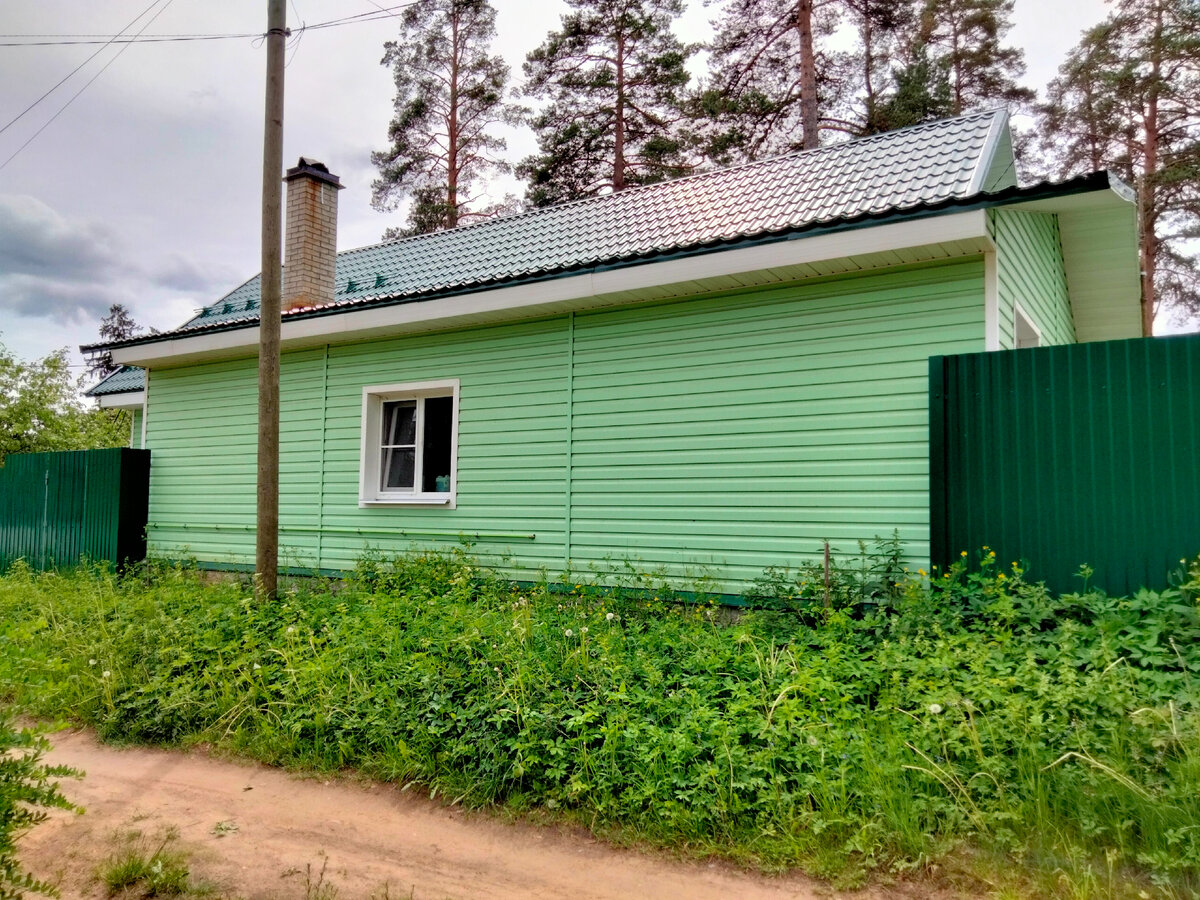 Снего сходил с этой части крыши и заваливал дорогу