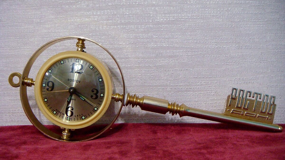 Часы механические сувенирные с будильником «Ростов», СССР. Эти часы оцениваются в 2500 рублей. Фото: meshok.net  