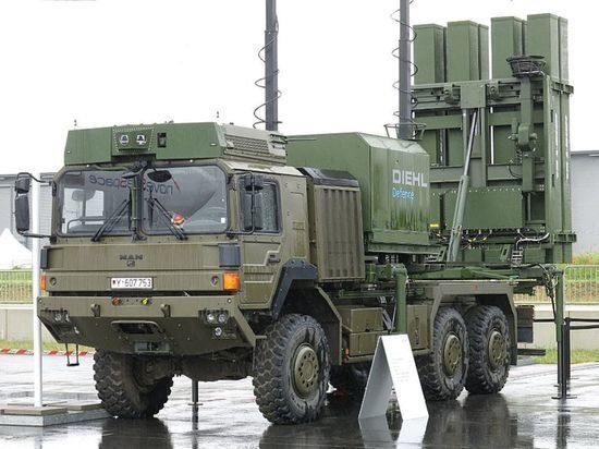    Пусковая установка IRIS-T SL на шасси грузовика MAN, Берлинский авиасалон, 2016 ru.wikipedia.org
