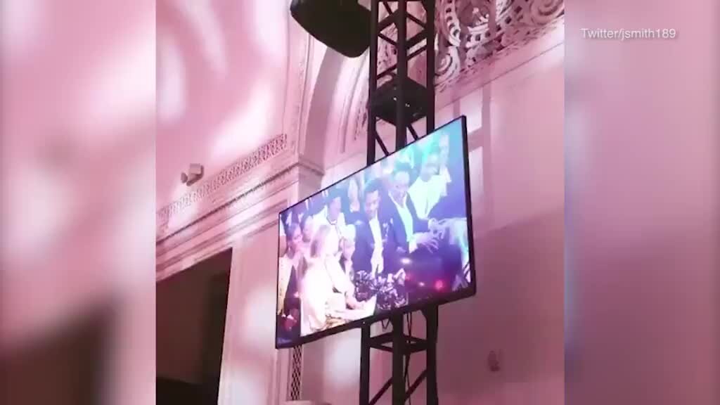   Блю Айви делает ставку на аукционе Видео: Twitter