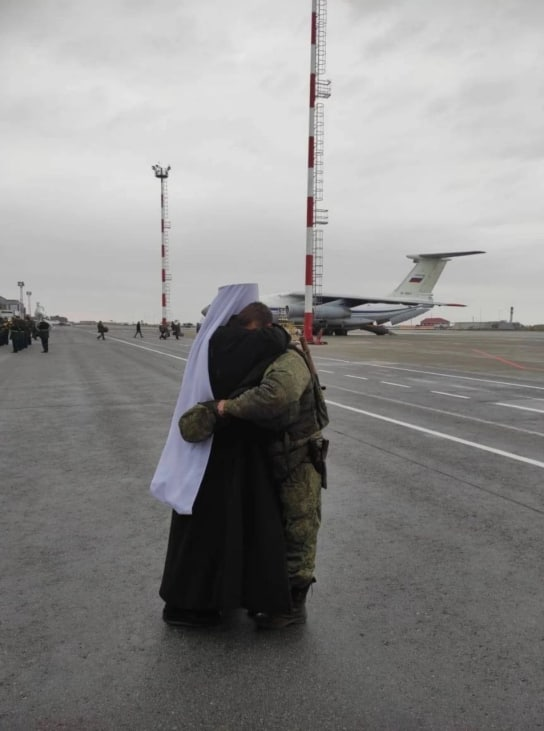 Солдат и митрополит, провожающий военного в зону специальной военной операции! 