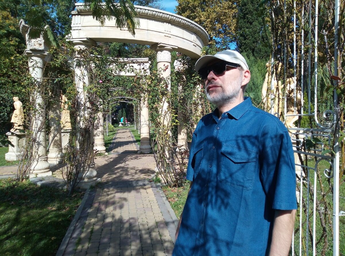 Михаил Лекс, автор рассказа и канала. Геленджик, Греческий сад