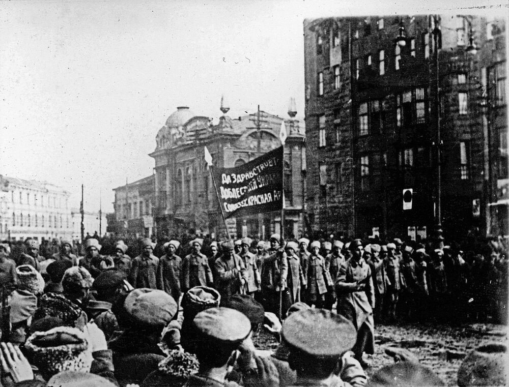 Красная армия входит в Харьков в январе 1918 года.