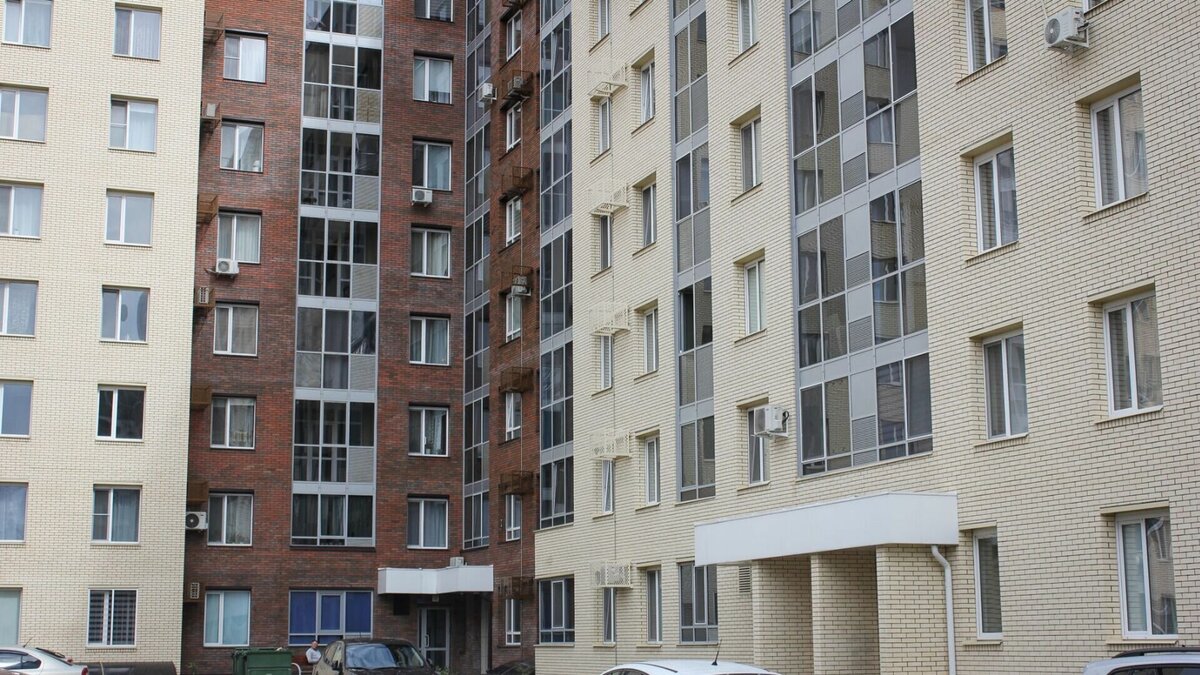     В Ростове-на-Дону на крышу высотного здания забрались сразу несколько детей и устроили здесь игры, сообщили очевидцы в соцсети «ВКонтакте».