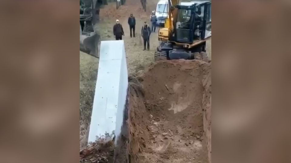     В Латвии разрушили часть мемориала "Курган Дружбы" на границе с РФ соецсети