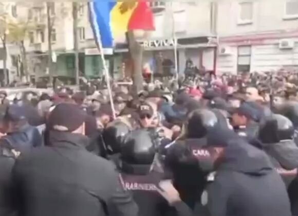    Полиция разгоняет мирный протест. Молдавия. 23.10.2022 Цитата из: Полиция разгоняет мирный протест. Молдавия. 23.10.2022