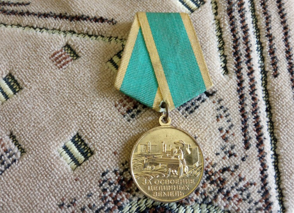 Точно такую медаль, но только другую, получил Юрий Гагарин.  В основном в Интернете это описано так: 12 апреля 1961 года первый космонавт Ю.А. Гагарин приземлился на поле колхоза им.