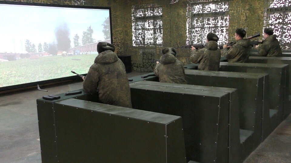     Перед стрельбищами мобилизованные волгоградцы вспоминают навыки стрельбы в тире. Фото: пресс-служба ЮВО.