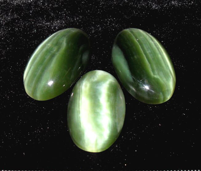 Пластины в интернете не нашла, нашла кабашоны нефритовые с эффектом кошачьего глаза. 