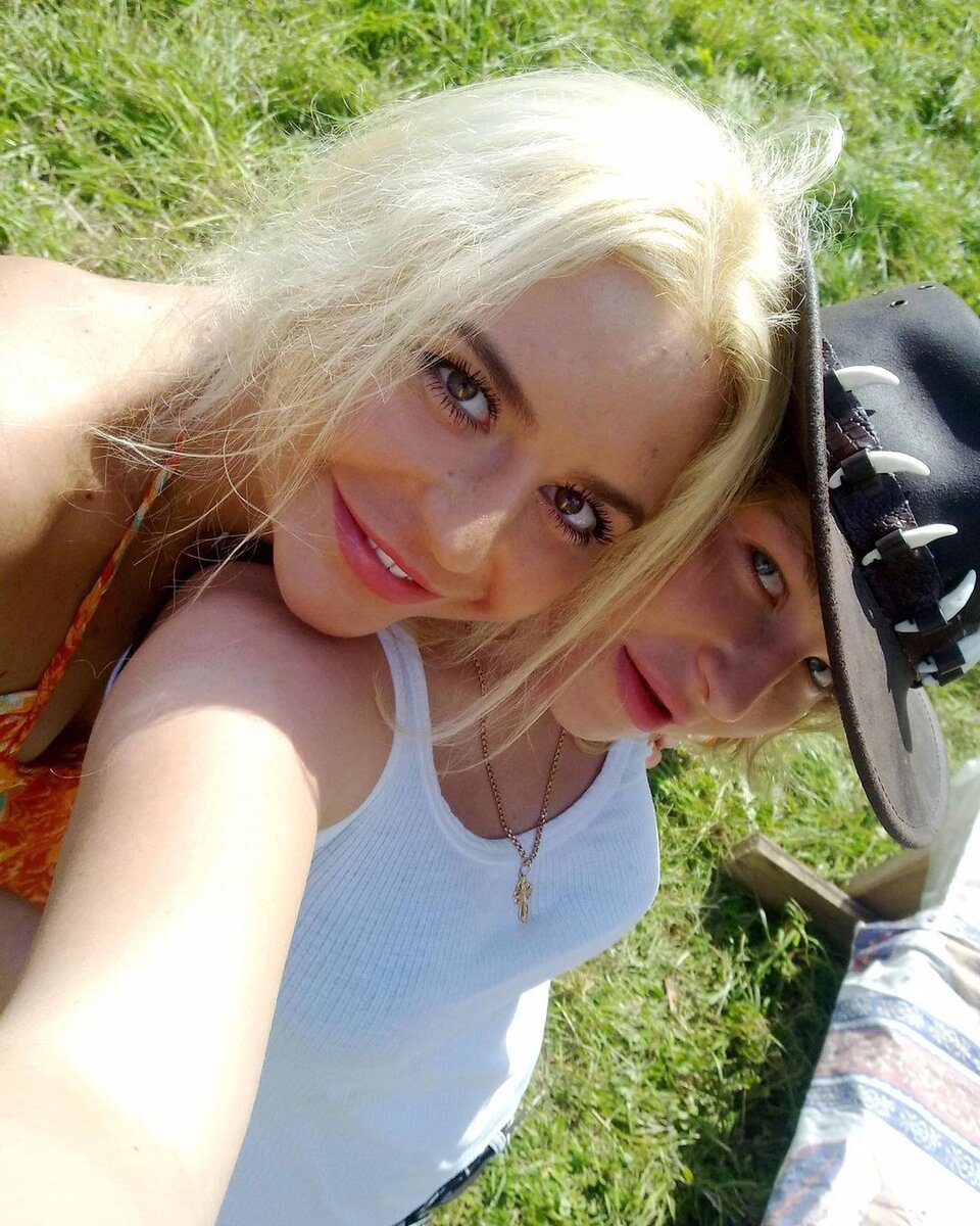    Злата вместе с сестрой МаринойСоцсети