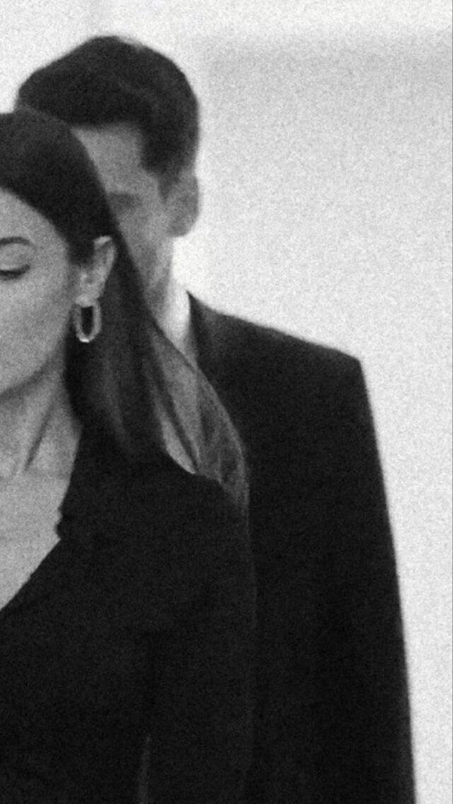 Я восхищаюсь женщинами, которые не стыдятся. Мне становится не комфортно, когда я чувствую, что женщина не может расслабиться, пряча в шарф половину лица или старается сидеть так ровно, чтобы не было видно, что ее талия не 58 см в обхвате, или не хочет, чтобы ее провожали до дома, потому что у нее старая обшарпанная пятиэтажка. Женщине нужно переживать только об одном - о правильно выбранном мужчине, который бы принял еë, чтобы ей не пришлось постоянно соответствовать вымышленному идеалу, гнаться за недосягаемым, теряя уверенность в себе настоящей и нервные клетки. Вас примут, милые женщины, любых - пышных и худеньких, и с коротким ежиком, бойких и трогательно-неуклюжих - примут и полюбят - не усложняйте жизнь не своими людьми и чужими идеалами. Стремитесь только к своему.