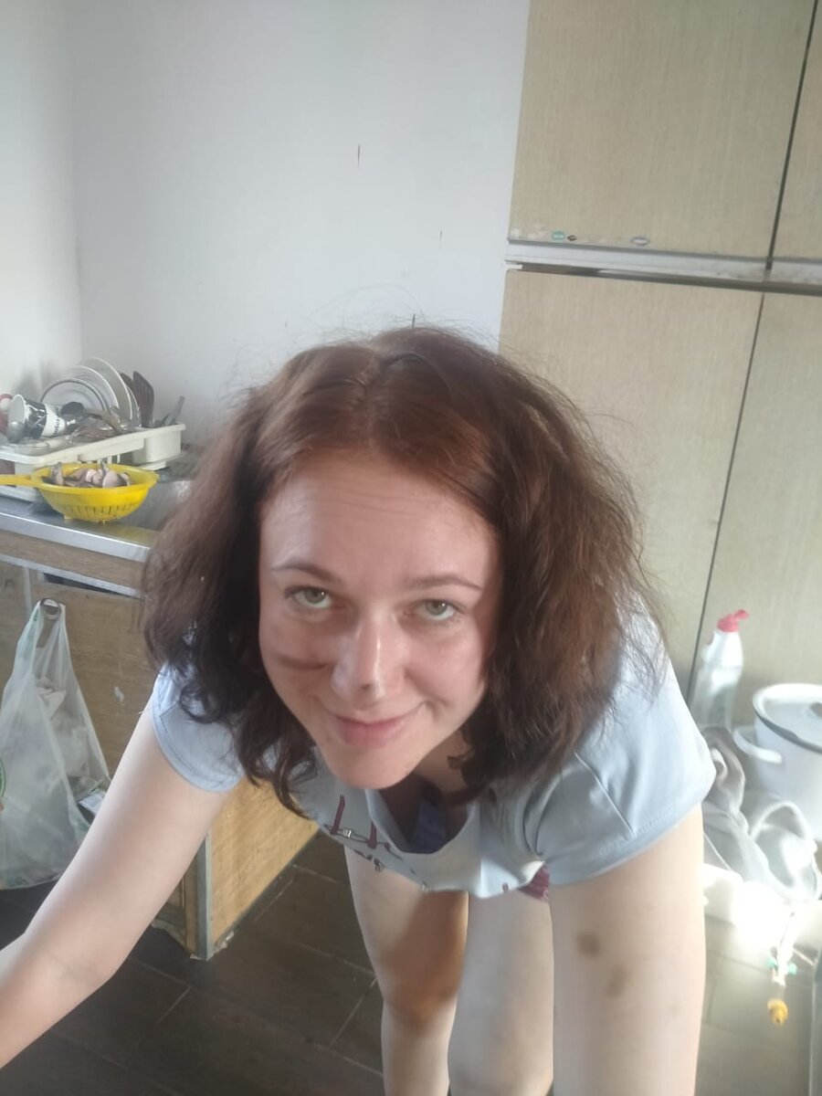 На фото я в нашей старой кухне. Три шкафа и мойка. В саже. Топлю печь!)) 