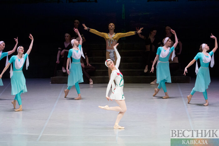 О создании балета "Семь красавиц" Кара Караев задумался в 1947 году, когда шла подготовка к празднованию 800-летия выдающегося поэта и мыслителя Низами Гянджеви. Композитор высоко чтил его наследие.-2