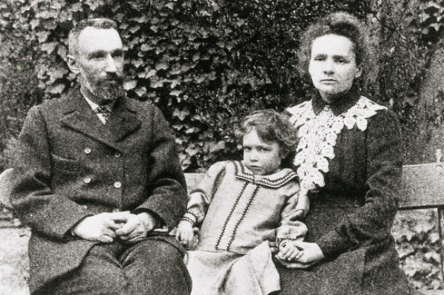    Мария, Пьер и Ирен Кюри. Около 1902 года. Источник: Public Domain