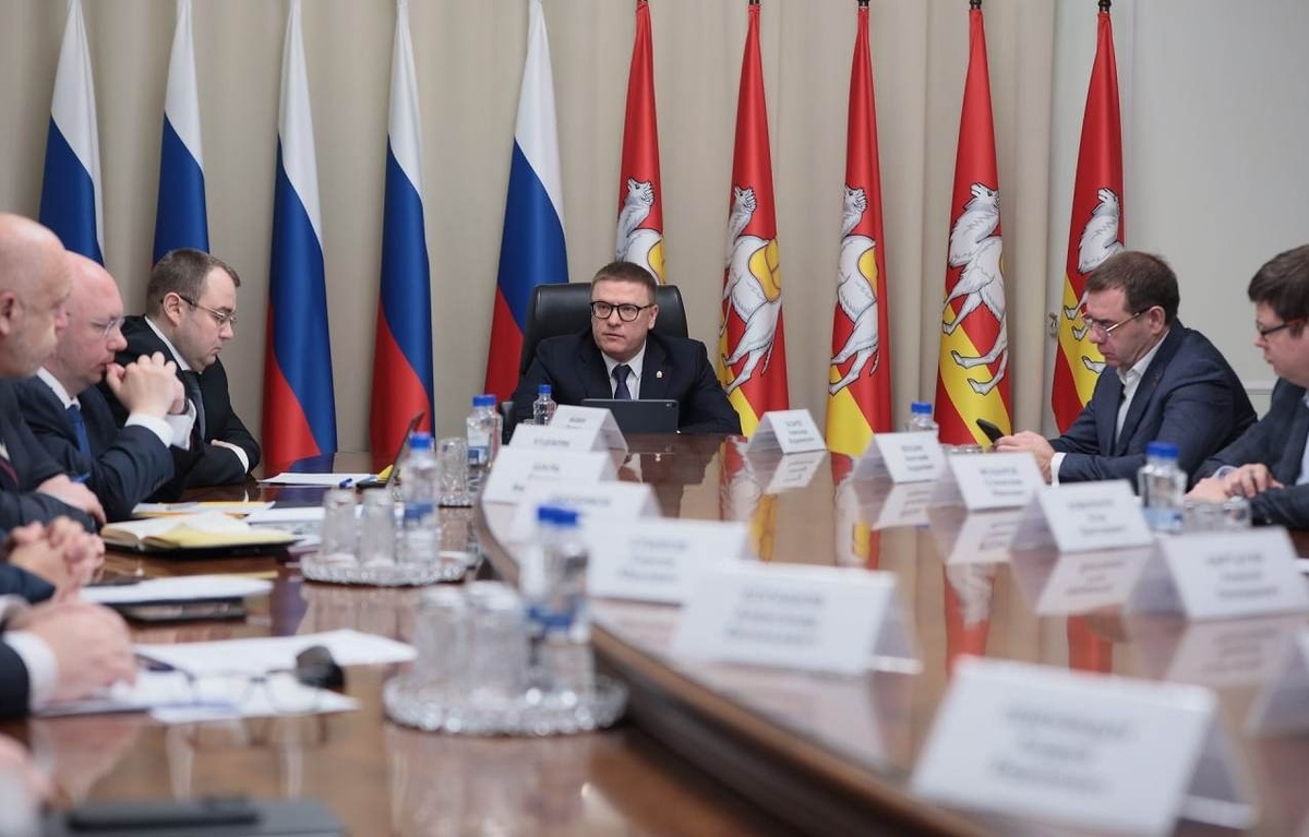    Губернатор Челябинской области Алексей Текслер (в центре)  Управление пресс-службы и информации правительства Челябинской области