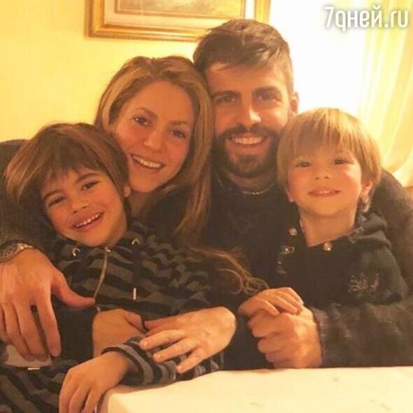    Шакира и Жерар Пике с детьми Социальные сети