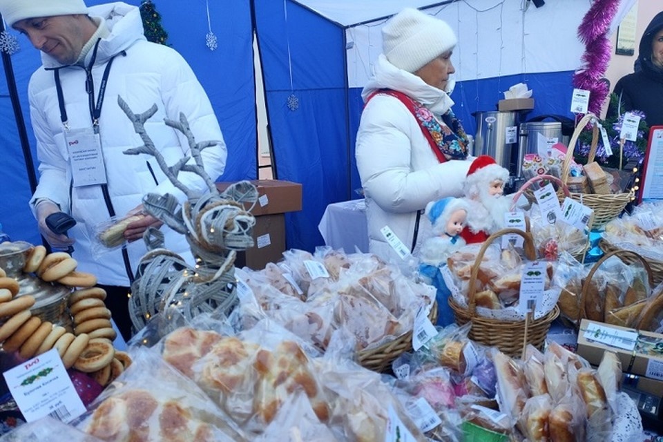     Еще до прибытия состава на улице началась сладкая торговля Оксана ШЕМЕТОВА