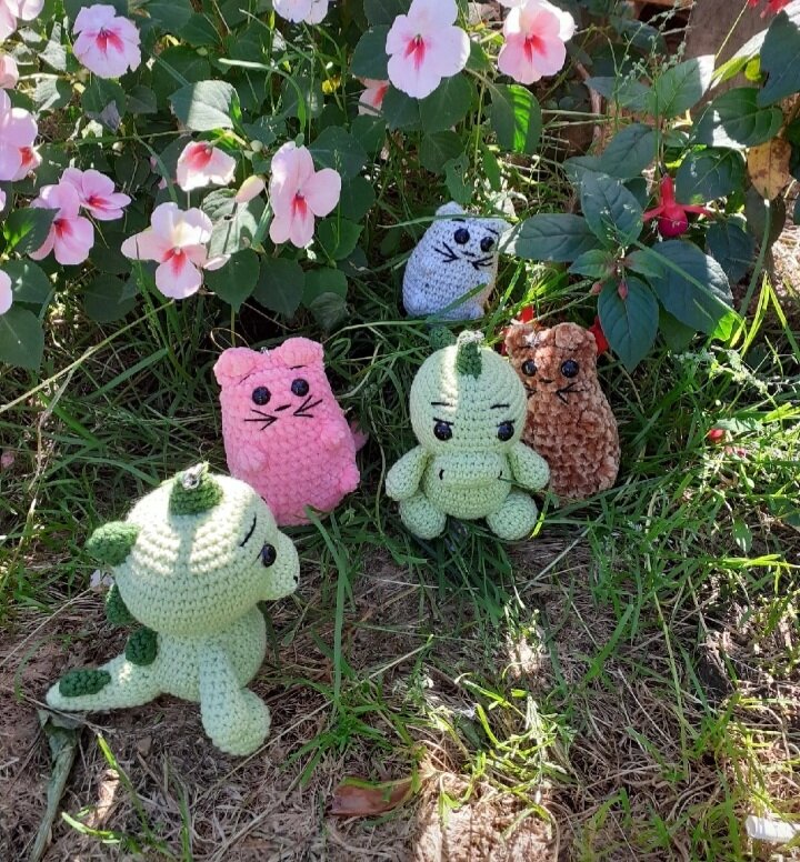 Весёлая компания летом на прогулке.