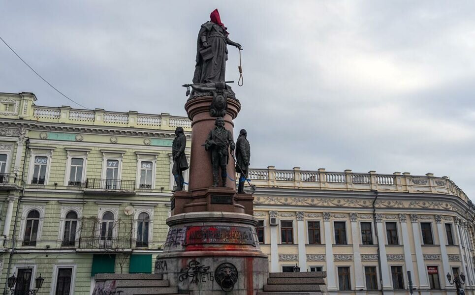 Вандалы надели на голову памятника Екатерине II мешок, а к руке повесили веревку с петлей. Одесса. 02.11.2022