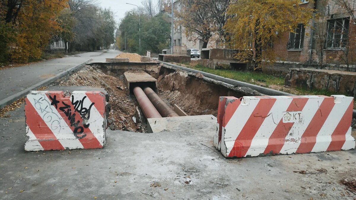     Жители Красноармейского района Волгограда жалуются на огромную яму посреди недавно отремонтированной автомобильной дороги. Зарыть трубы «Концессии теплоснабжения» не могут уже больше двух месяцев.