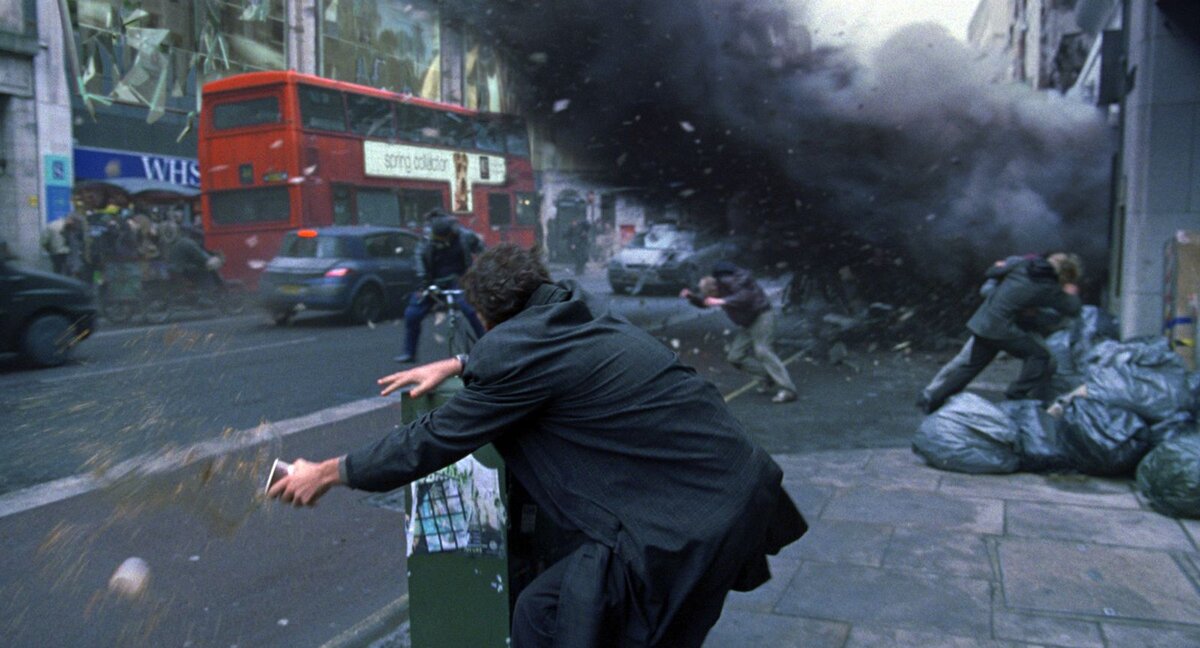 Кадр из фильма "Дитя человеческое" (2006)