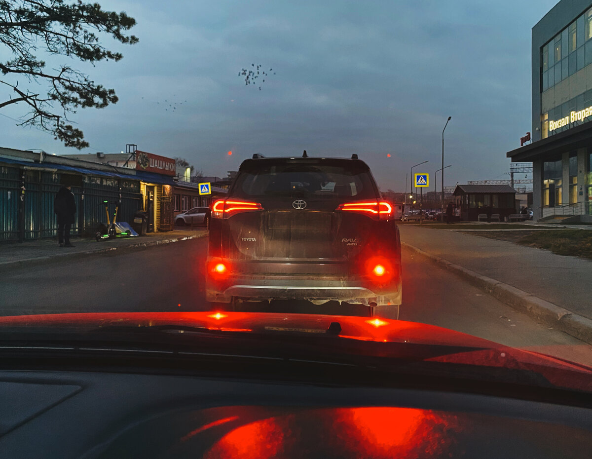 По бликам на моем капоте и торпедо видно, насколько это было ярко...