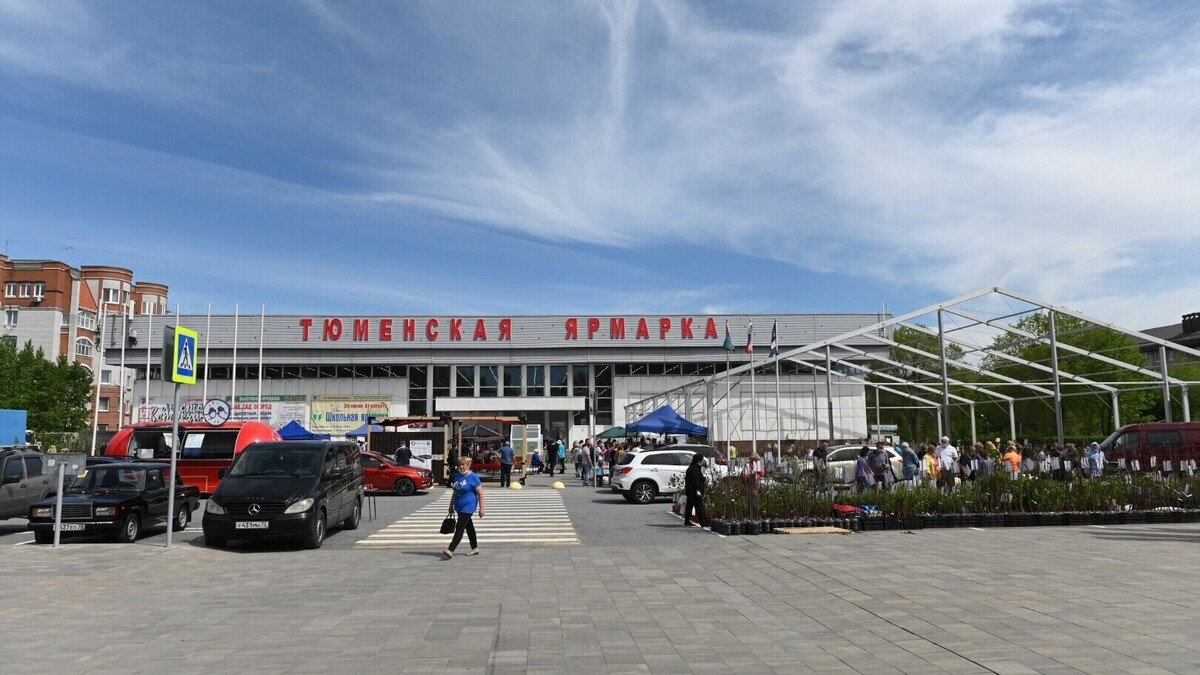     Тюменские мебельщики намерены занять место ушедших с российского рынка производителей. В следующем году в Тюмени состоится крупнейшая выставка, на которой свою продукцию представят местные предприятия.