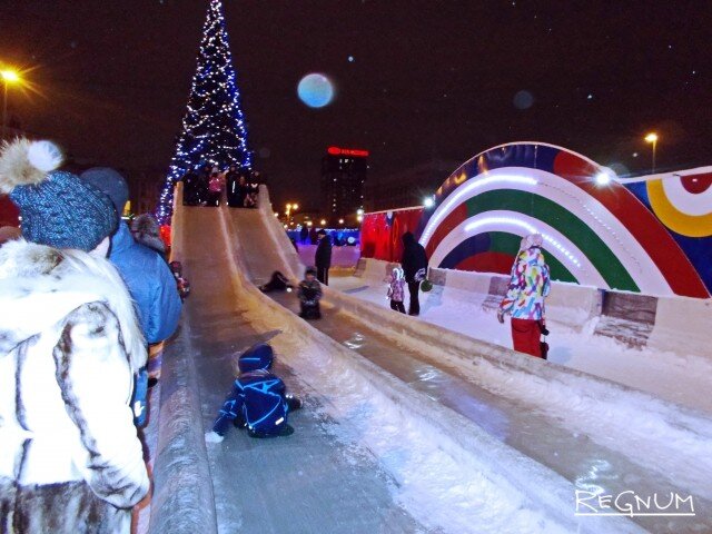    В новогоднем городке были залиты две горки Анна Алябьева © ИА REGNUM