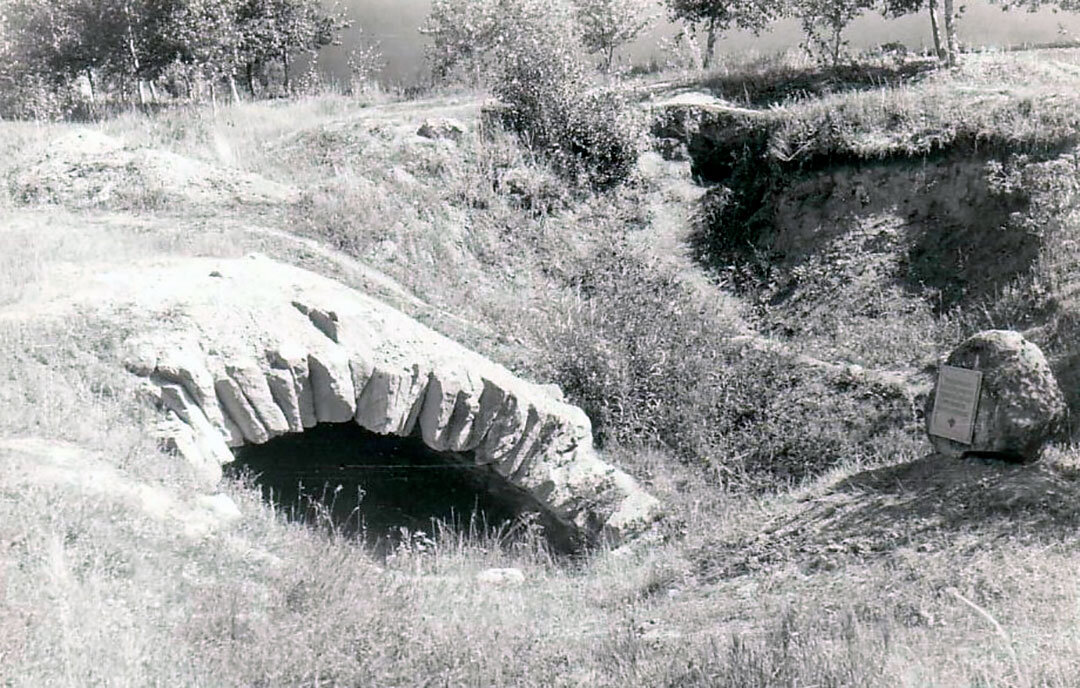 Кунстштат в парке "60 - летия ВЛКСМ", примерно начало 80-х годов ХХ века. Фотографию предоставил Дмитрий Сечин из семейного альбома Занина Николая. Справа на камне мемориальная плита объекта