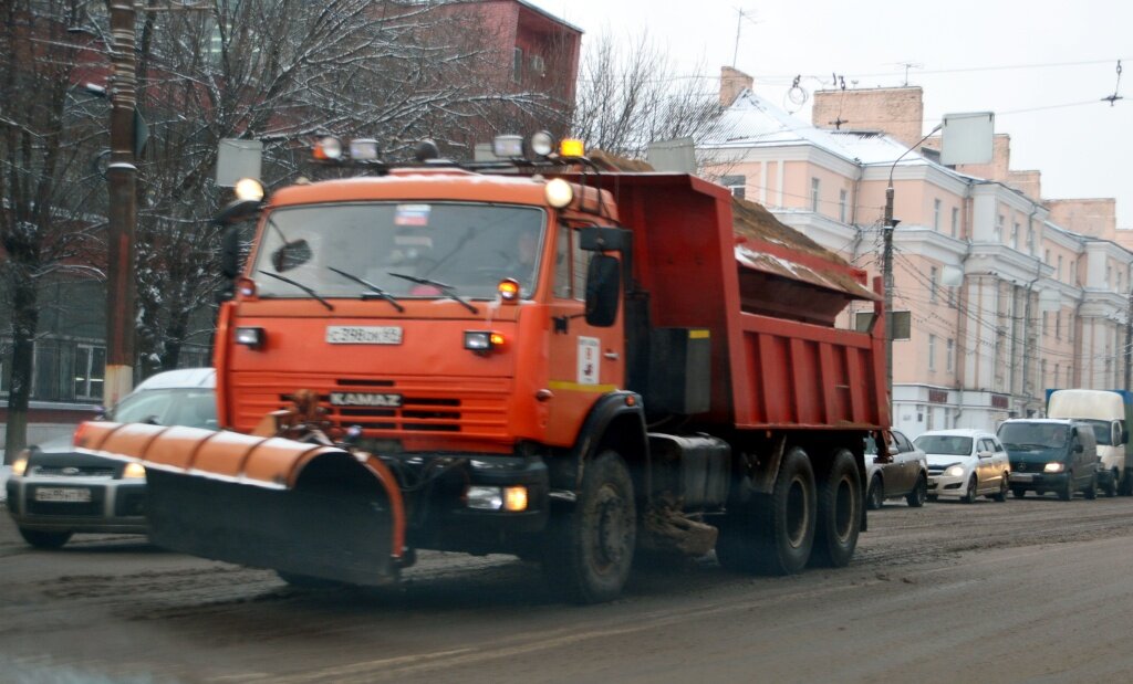 В Твери спецмашины МУП «ЖЭК» расчищают улицы от выпавшего снега