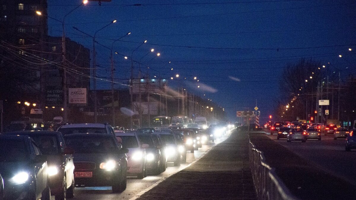     Передвигаться на автомобилях по центру города становится все труднее.
