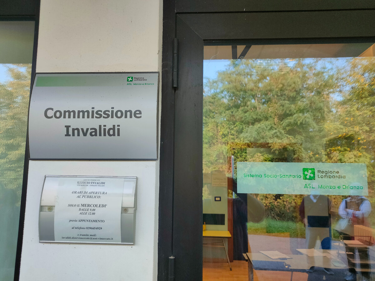 Чтоб попасть в эту дверь (комиссии по инвалидности) нужно ждать не один месяц... А потом снова ждать... ответа