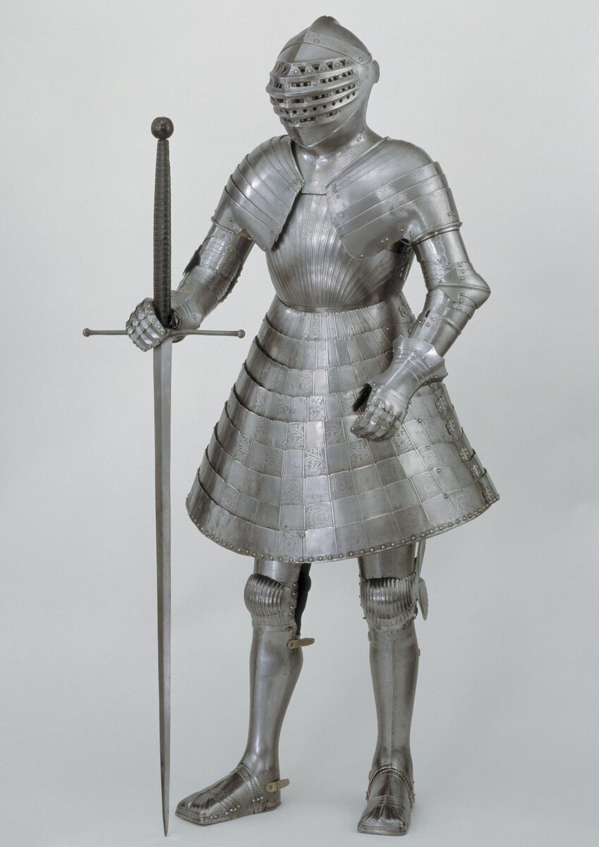 Меч английского производства, ок. 1500 года. Его длина - 162 см, вес - 3.17 кг. Доспешный гарнитур принадлежал королю Генриху VIII. Из Королевской оружейной в Лондоне (royalarmouries.org)