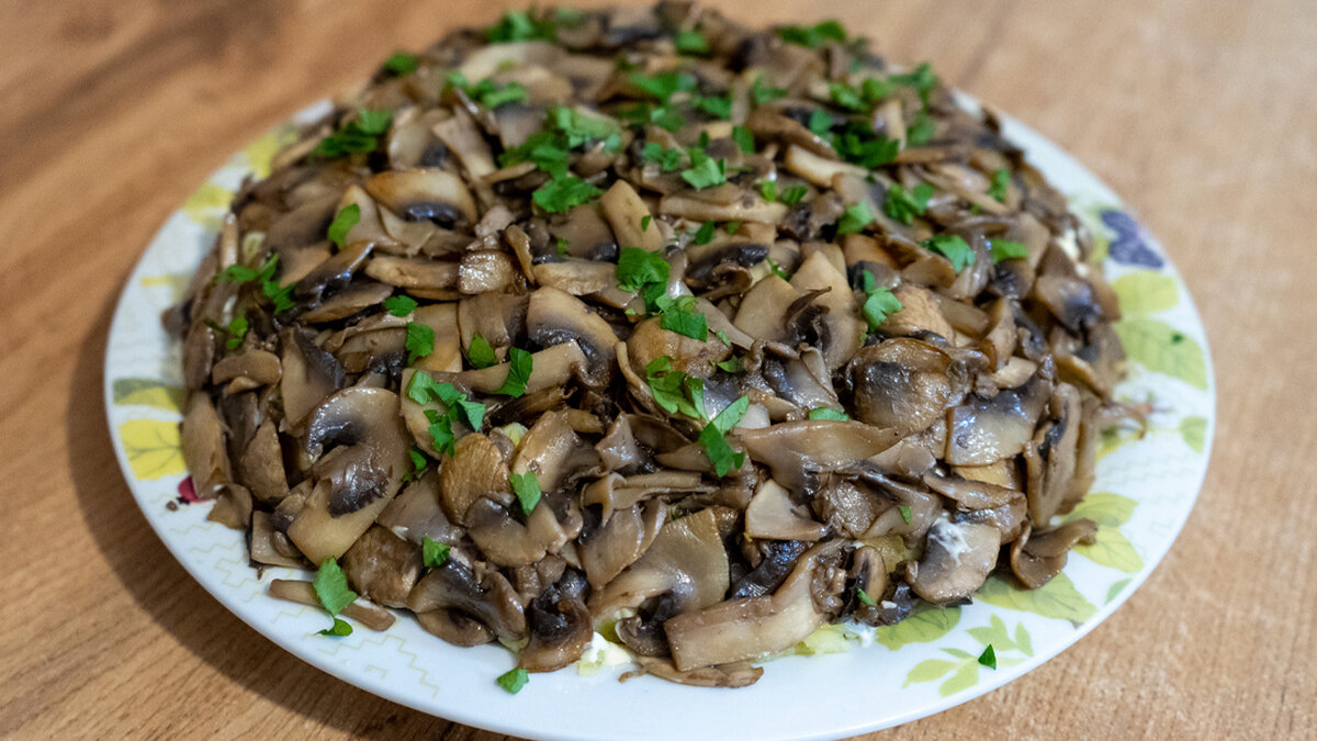 Слоёный салат с говядиной, картошкой и яйцами - Лайфхакер