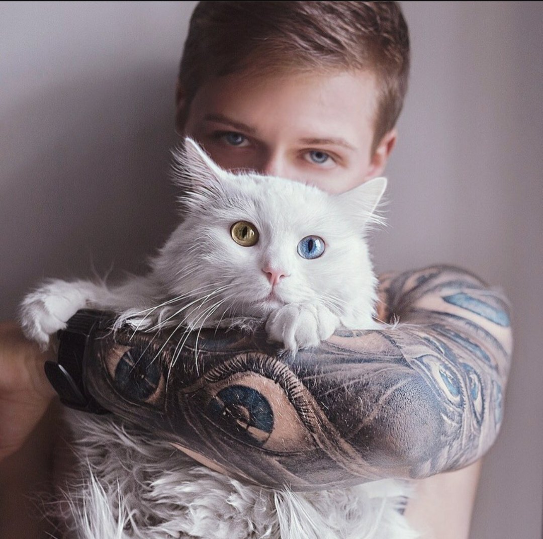 Красивый парень с кошкой