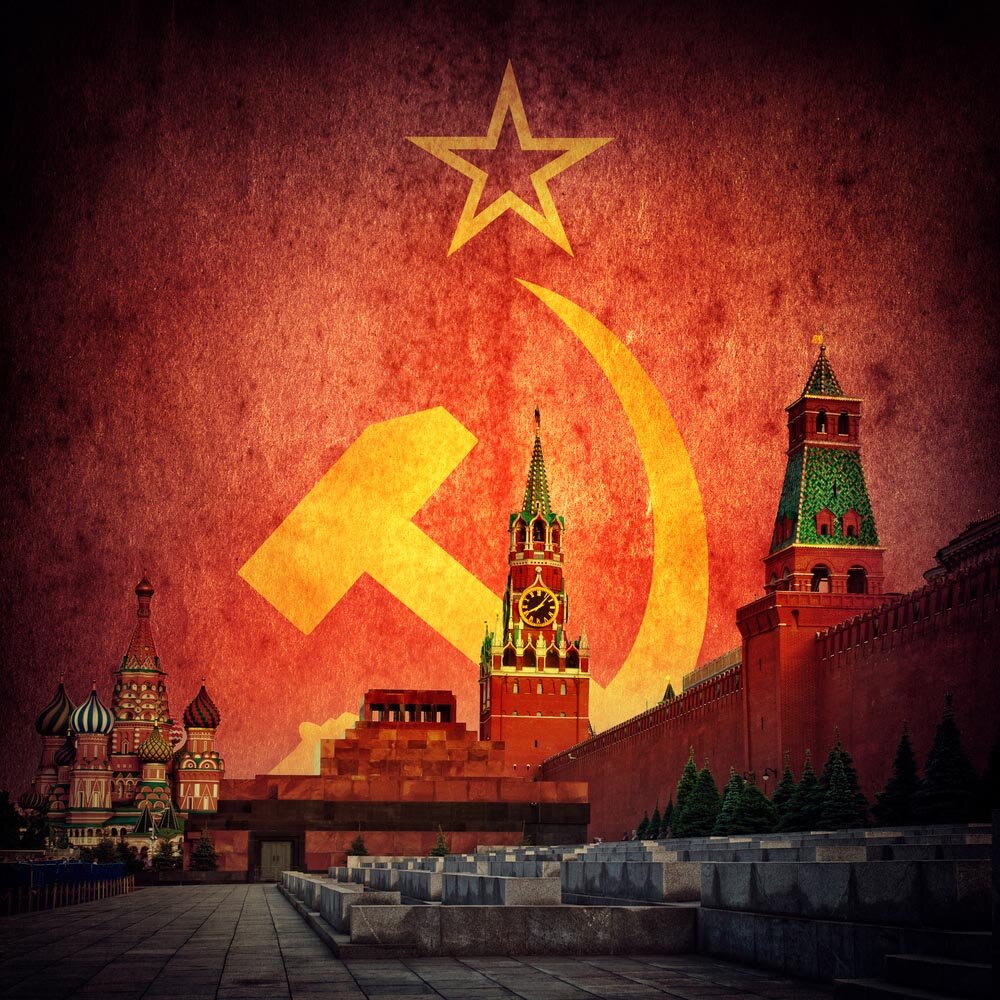 Красное знамя уже над Кремлем. Но то ли это знамя? А не ширма ли?