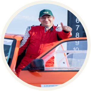 «Основной совет по вождению в зимний период – это снизить скоростной режим. Ездить на небольших скоростях всегда менее опасно, а в условиях гололёда, снегопада, пониженной видимости просто необходимо. Следует выбирать плавный стиль вождения. Руль поворачивать плавно, с такой же аккуратностью надо нажимать на педаль газа. В плотном потоке на скользкой дороге резкое нажатие на педаль газа может привести к пробуксовке ведущих колёс и «ухода» автомобиля в сторону. Если автомобиль ушел в занос, то рулём надо обращаться, наоборот, интенсивно, выравнивая авто резкими и быстрыми поворотами влево и вправо. Перед поворотом следует снижать скорость и проходить его при включенной передаче c запасом мощности двигателя. Перестроений – минимум. Менее опытным водителям рекомендуется левый ряд избегать. Тормозить следует плавно. Рекомендуется использовать импульсное торможение – это многократное нажатие и отпускание педали тормоза. Можно тормозить, постепенно переходя на пониженную передачу. Однако это правило касается только авто с «механикой», - советует автогонщик.