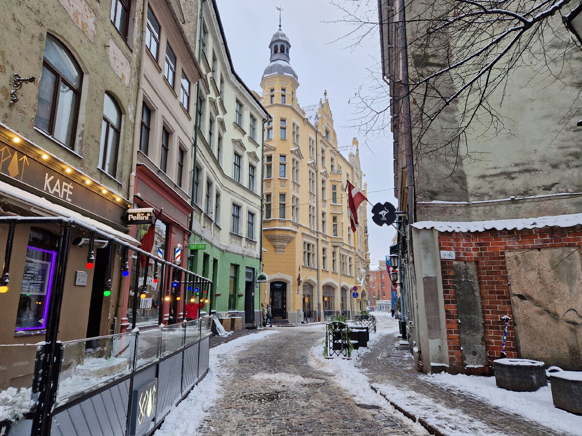 Яуниела, Рига