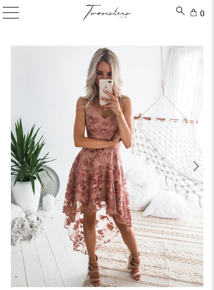 Стоимость этого платья на официальном сайте бренда.