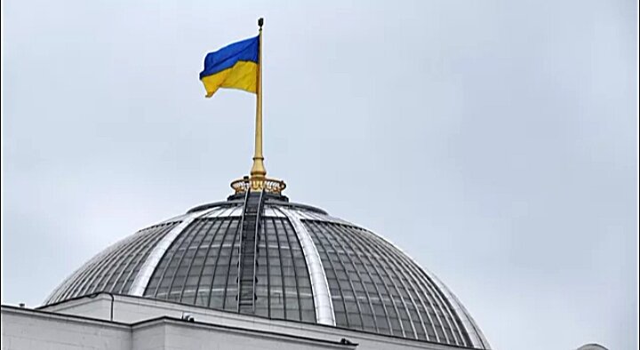 Болгария поставит Украине стрелковое оружие и боеприпасы, предоставление помощи будет осуществляться на основании решения парламента, передает Болгарское телеграфное агентство (БТА) со ссылкой на министра экономики страны Николу Стоянова.
"Министр экономики Никола Стоянов заявил в пятницу, что Болгария предоставит Украине стрелковое оружие и некоторые боеприпасы. Он сказал, что предоставление военной помощи будет осуществляться на основании решения парламента", - говорится в сообщении агентства.