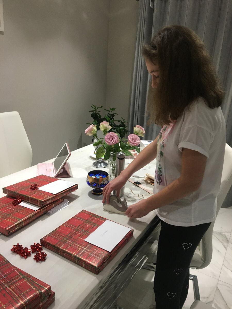 Упаковываем подарки.